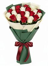 Букет Микс из красных и белых роз в Васюринской