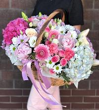 Композиция солнечный день в Васюринской Цветочная композиция из Розы, Хризантемы, Пионы и Лизиантусы в корзине в Васюринской
