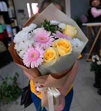 Букет цветов из:  Герберы, Розы и Хризантемы в Васюринской