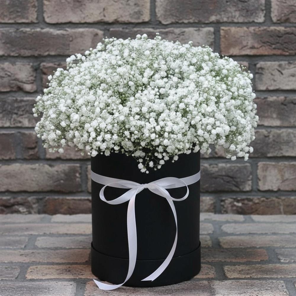 Цветочная композиция из Гипсофила в шляпной коробке в Васюринской