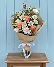 Букет цветов из:  Альстромерии, Лизиантусы, Розы и Хризантемы в Васюринской