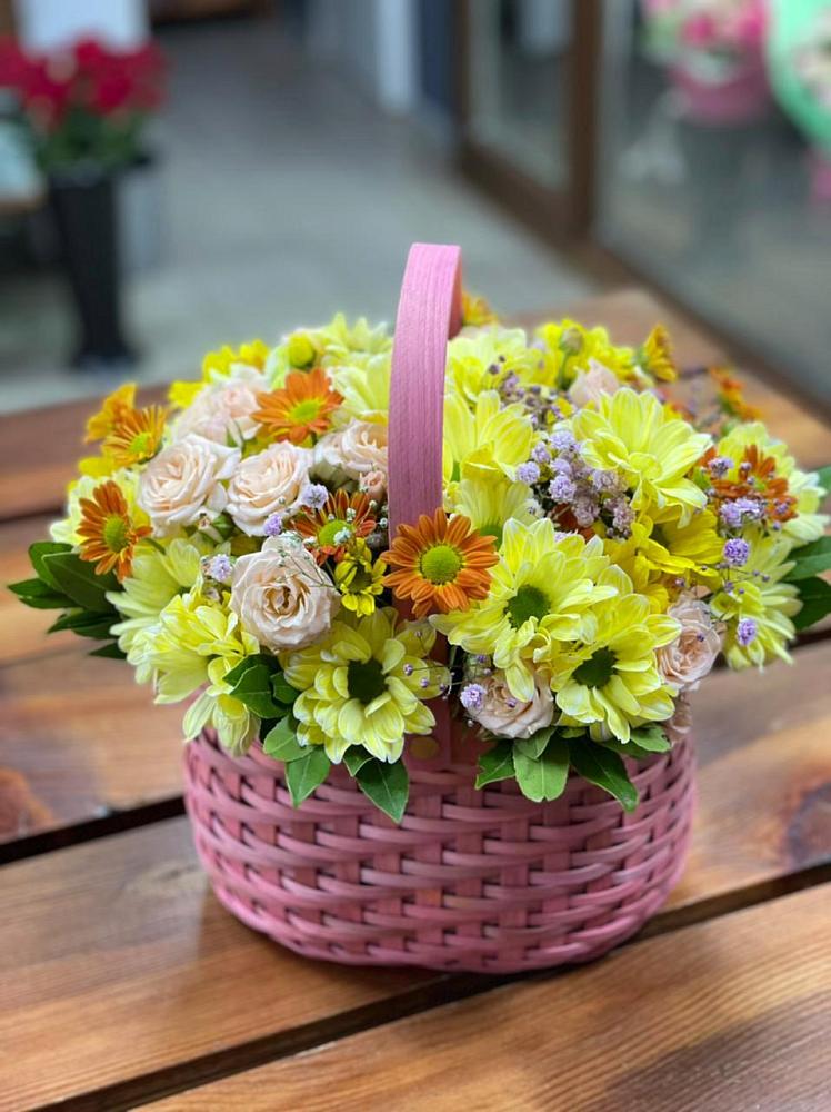 Цветочная композиция из Хризантемы и Розы в корзине в Васюринской