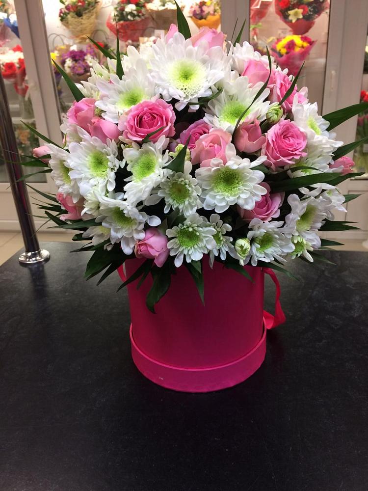 Цветочная композиция из Розы и Хризантемы в шляпной коробке в Васюринской