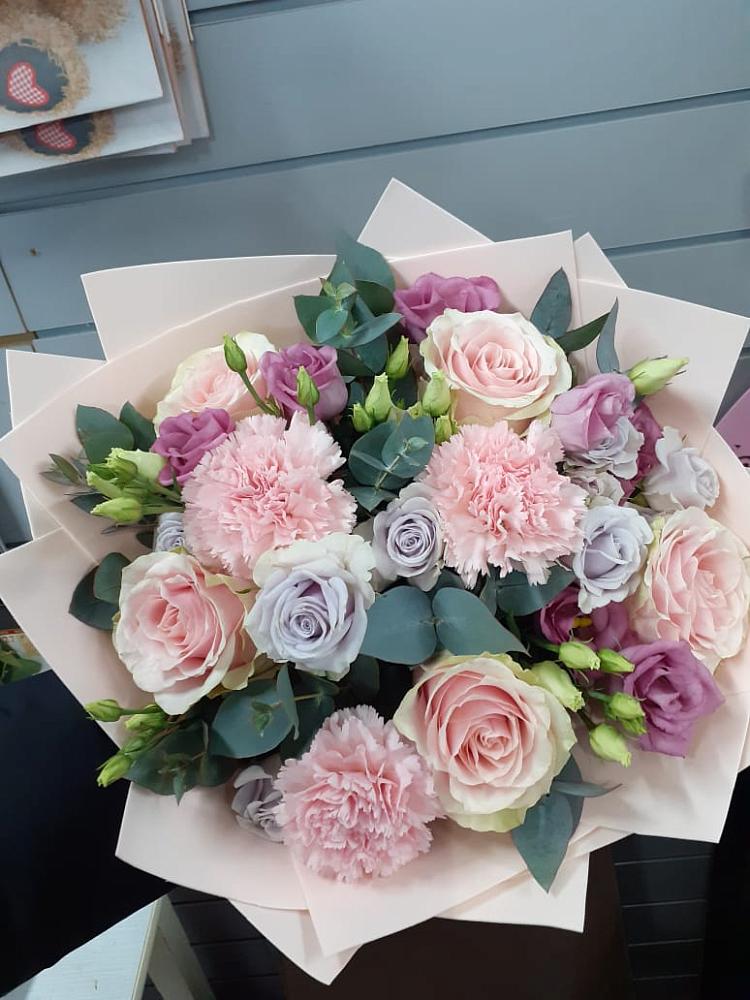 Букет цветов из: Розы, Гвоздики и Лизиантусы в Васюринской