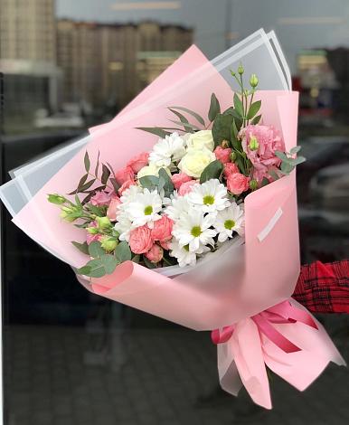 Букет цветов из: Розы, Лизиантусы и Хризантемы в Васюринской